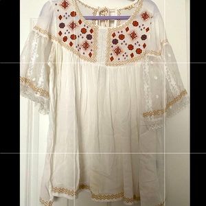 POL white embroidered blouse with lace sleeves